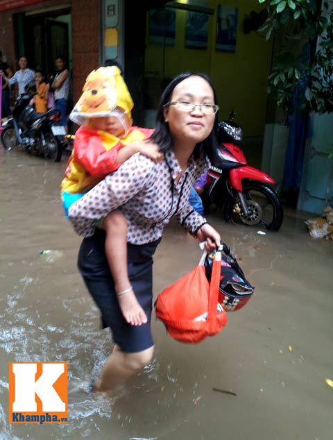 Hà Nội ngập sâu, phụ huynh #039;lội sông#039; đón con - 5