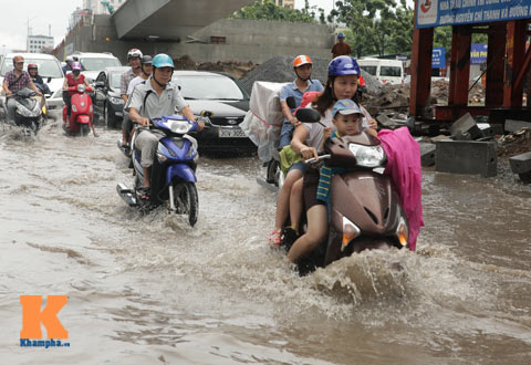 Hà Nội ngập sâu, phụ huynh #039;lội sông#039; đón con - 8