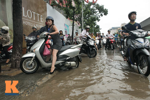 Hà Nội ngập sâu, phụ huynh #039;lội sông#039; đón con - 2