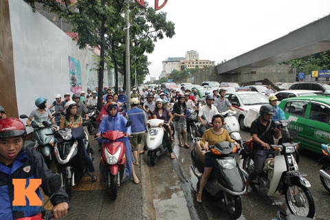 Hà Nội ngập sâu, phụ huynh #039;lội sông#039; đón con - 1