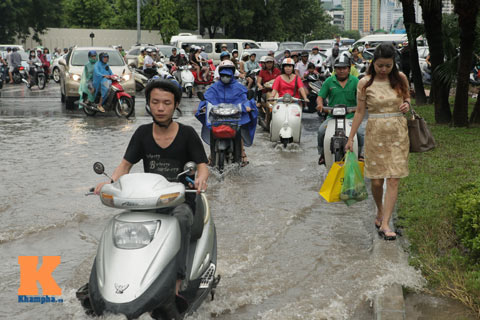 Hà Nội ngập sâu, phụ huynh #039;lội sông#039; đón con - 10