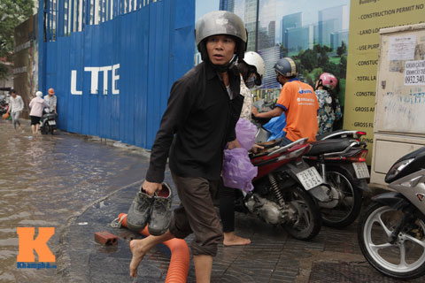 Đường ngập sâu, người Hà Nội khổ sở quot;vật lộnquot; về nhà - 12