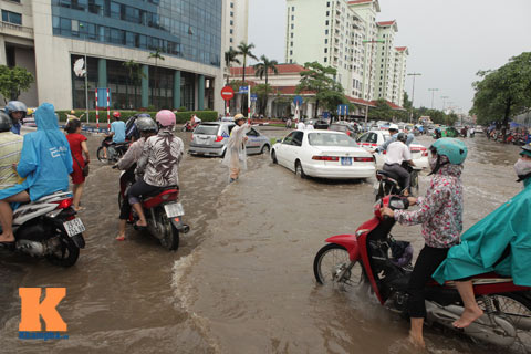 Đường ngập sâu, người Hà Nội khổ sở quot;vật lộnquot; về nhà - 4