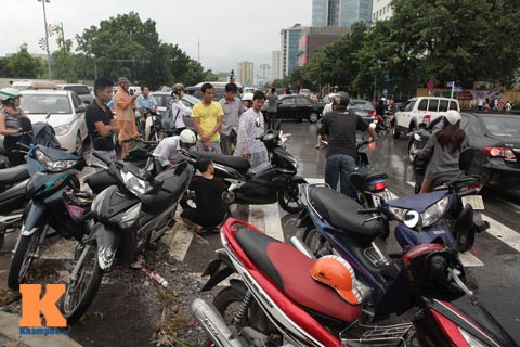 Đường ngập sâu, người Hà Nội khổ sở quot;vật lộnquot; về nhà - 14