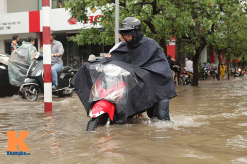 Đường ngập sâu, người Hà Nội khổ sở quot;vật lộnquot; về nhà - 3
