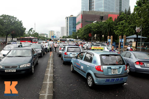 Đường ngập sâu, người Hà Nội khổ sở quot;vật lộnquot; về nhà - 6