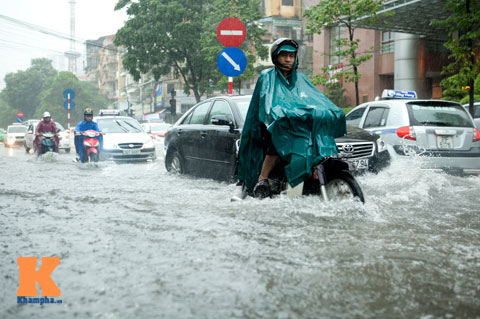 Đường ngập sâu, người Hà Nội khổ sở quot;vật lộnquot; về nhà - 7