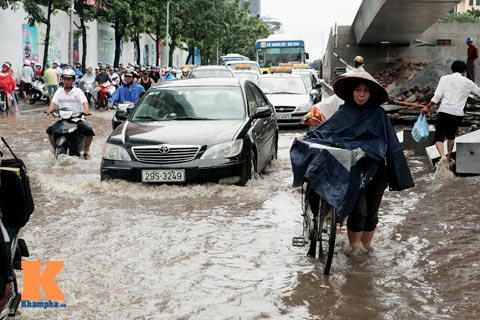 Đường ngập sâu, người Hà Nội khổ sở quot;vật lộnquot; về nhà - 2