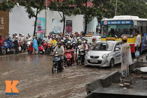 Đường ngập sâu, người Hà Nội khổ sở quot;vật lộnquot; về nhà - 1
