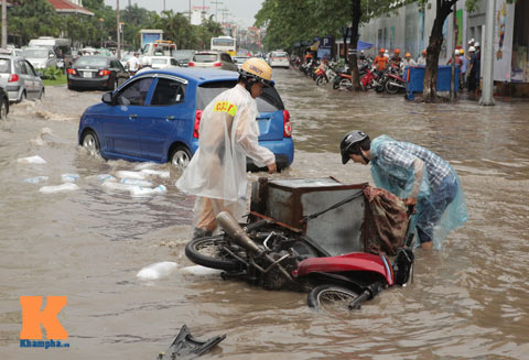 Đường ngập sâu, người Hà Nội khổ sở quot;vật lộnquot; về nhà - 5