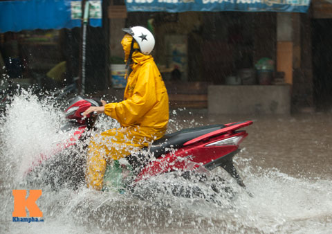Đường ngập sâu, người Hà Nội khổ sở quot;vật lộnquot; về nhà - 8