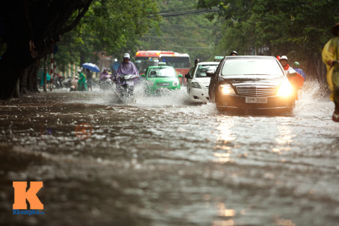 Đường ngập sâu, người Hà Nội khổ sở quot;vật lộnquot; về nhà - 9