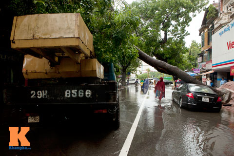 Đường ngập sâu, người Hà Nội khổ sở quot;vật lộnquot; về nhà - 11