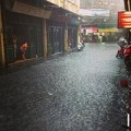 Tin tức - Mưa lớn, đường phố Hà Nội thành sông