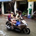 Tin tức - Hà Nội ngập sâu, phụ huynh 'lội sông' đón con