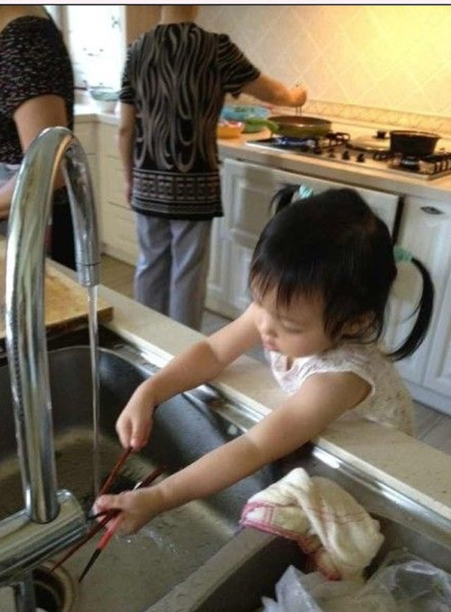 Hình ảnh Tiểu Tân ngoan ngoãn rửa bát khiến rất nhiều fan hâm mộ của cô bé và Triệu Vy trầm trồ.
