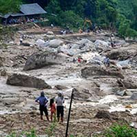 Tiếp tục tìm 2 người mất tích vì bão số 6