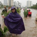 Tin tức - Chị em công sở "bì bõm" lội nước đi làm