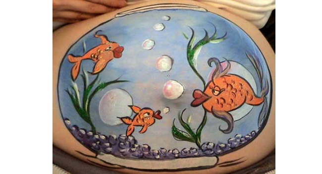 Một bể cá tuyệt đẹp trên bụng mẹ bầu.
