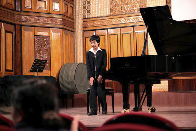 Cậu bé hiện đang theo học tại Học viện âm nhạc Việt Nam và là một trong những học sinh xuất sắc nổi trội. 
