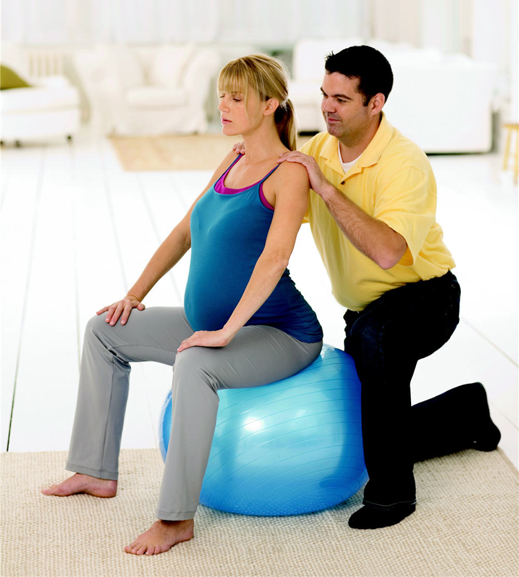 Ngồi trên bóng sinh

Chuyển động nhẹ nhàng phần mông khi ngồi trên bóng hay trên một chiếc đệm cao su đàn hồi. Ưu điểm của vị trí này giúp toàn bộ các cơ xương chậu được thả lỏng tạo điều kiện cho bé tụt xuống dễ hơn.
