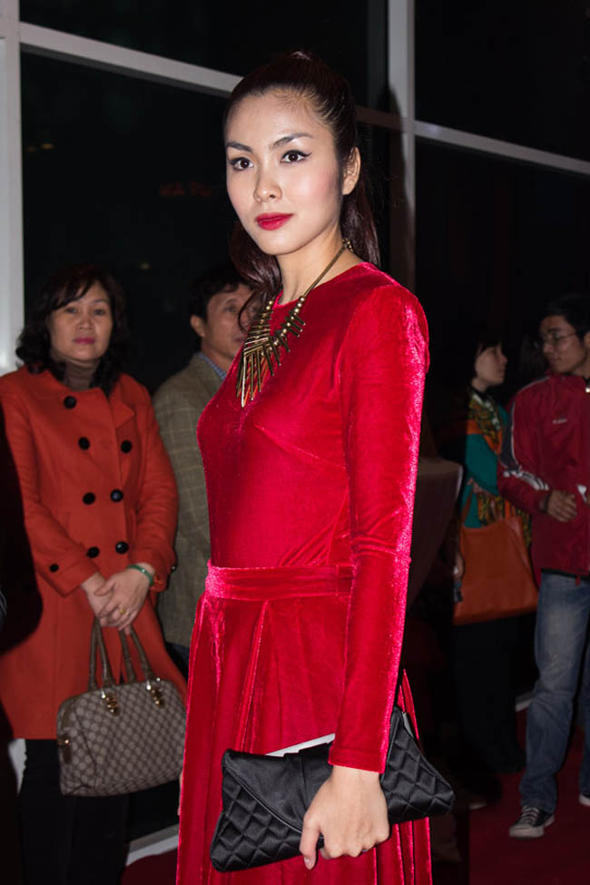 Tăng Thanh Hà diện đầm đỏ quyến rũ kết hợp vòng cổ độc đáo, cá tính.
