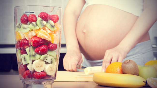 Một chế độ ăn uống cân bằng và khoa học trước khi sinh nở bao gồm đủ lượng protein, sữa, ngũ cốc, trái cây, rau quả và các chất dinh dưỡng quan trọng. Chế độ ăn này sẽ giúp thai nhi phát triển tốt nhất. Tuy nhiên, các mẹ có biết nên ăn những thực phẩm nào để đủ những dưỡng chất kể trên không?

Các chuyên gia dinh dưỡng đã liệt kê ra 12 loại thực phẩm cực ngon, phổ biến, quan trọng là lại cung cấp đủ dưỡng chất cho thai kỳ, mẹ bầu đừng bỏ qua nhé!
