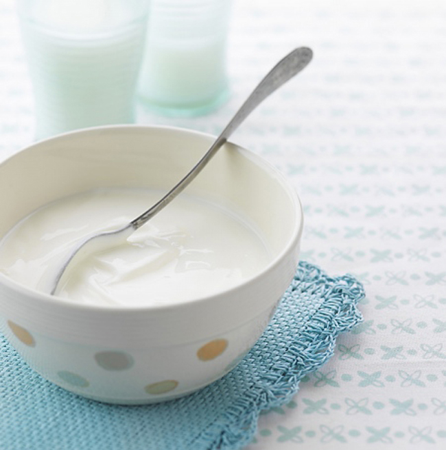 Sữa chua tự nhiên

Canxi luôn vô cùng quan trọng với phụ nữ mang thai đặc biệt với những người bị loãng xương. Sữa là một lựa chọn hoàn hảo. Sữa không chỉ giàu canxi mà còn chứa vitamin D, C và các vi khuẩn “thân thiện” cho hệ tiêu hoá. Sữa cũng rất tốt cho sự phát triển xương của thai nhi.
