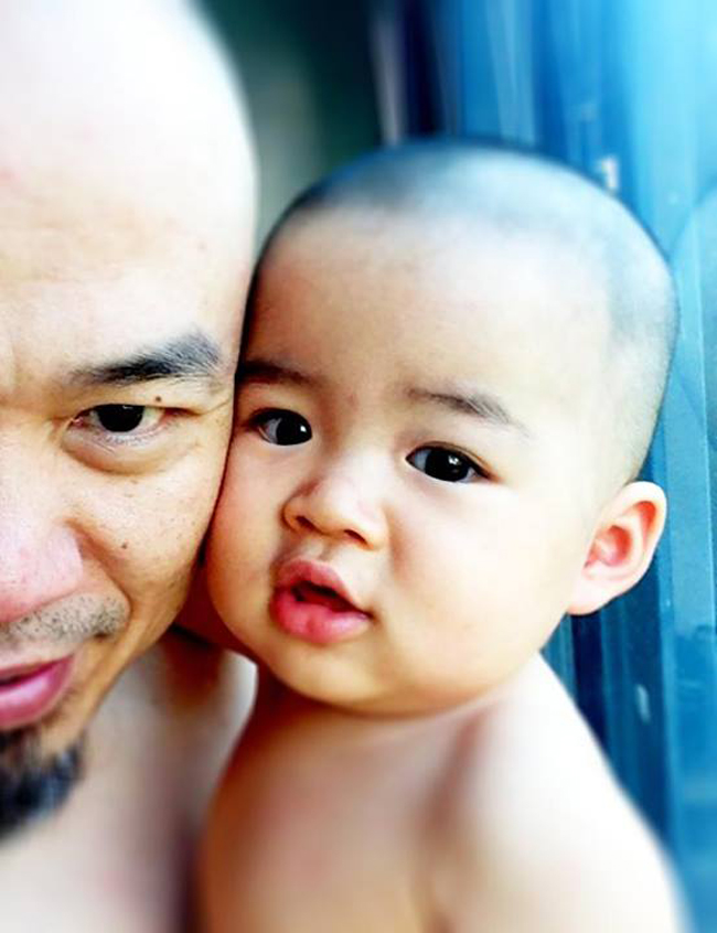 NS Huy Tuấn rất chịu khó chụp ảnh 'tự sướng' với cậu con trai đáng yêu.
