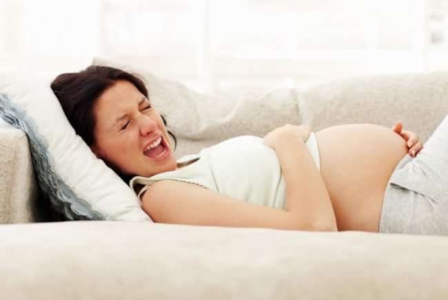 Áp lực vùng chậu

Trong giai đoạn đầu mang thai, chị em cũng thường gặp hiện tượng này. Tuy nhiên, nếu áp lực vùng chậu do thai nhi đè nặng và đi kèm với chứng chảy máu âm đạo, chuột rút thì đó là dấu hiệu rất rõ chỉ ra rằng bạn chuẩn bị sẩy thai.
