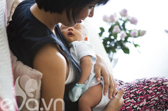 Theo lời VJ Thùy Minh, trước đây khi con trong thời gian ở cữ, chị thường không đi đâu được quá 3 tiếng vì còn phải cho con bú mẹ
