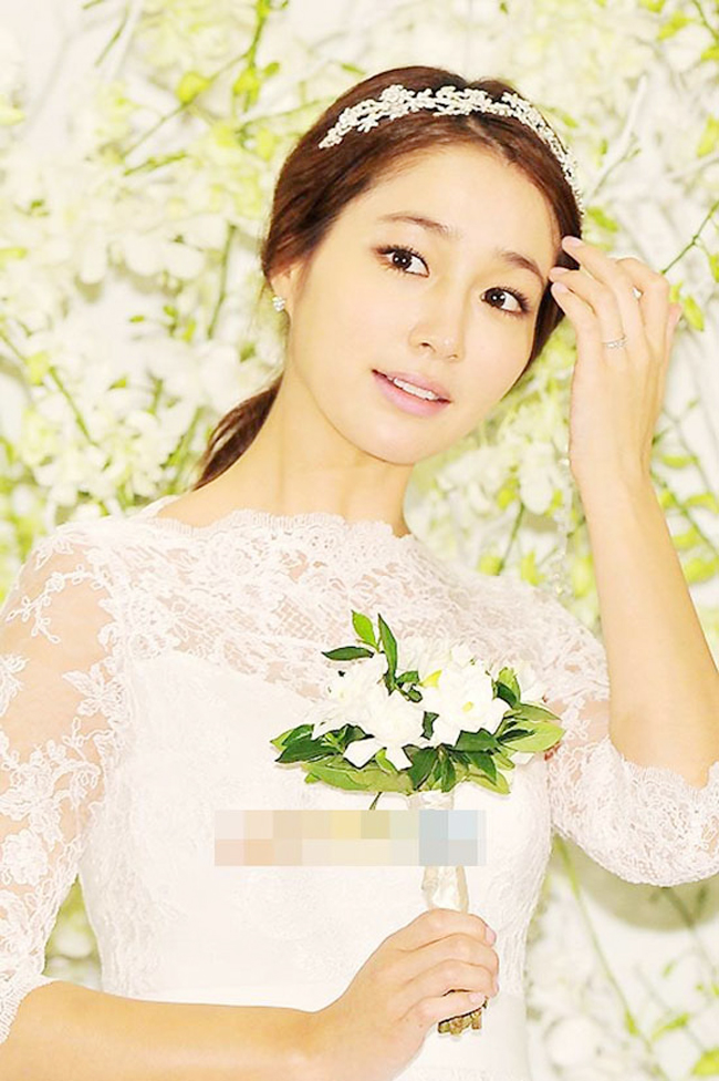 Với một đám cưới thế kỷ và một ông chồng nổi tiếng như Lee Byung Hun, Lee Min Jung là cô dâu được giới truyền thông và các fan hâm mộ quan tâm nhất xứ kim chi.
