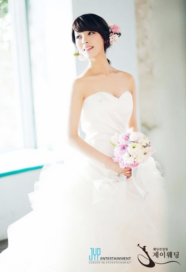 Trong số các cô dâu nổi tiếng đầu năm 2013 phải kể đến Sunye, trưởng nhóm nhạc nữ đình đám Wonder Girls. Quyết định kết hôn trong khi sự nghiệp đang ở đỉnh cao, Sunye khiến nhiều người bất ngờ.
