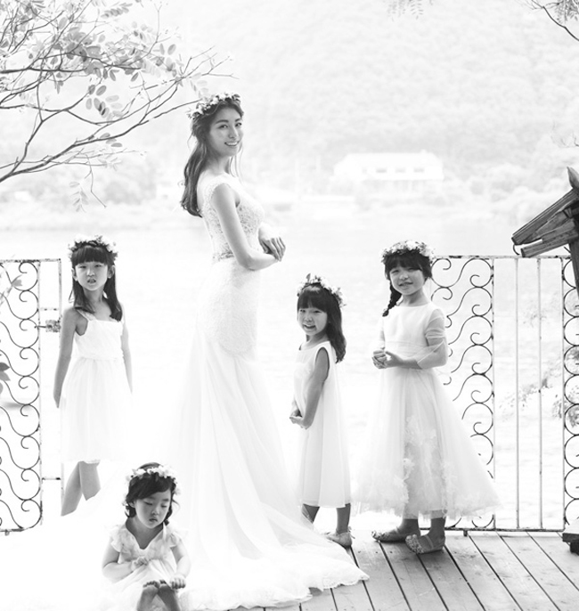 Bộ ảnh cưới của Kim Jung Hwa thu hút sự quan tâm của các fan và giới truyền thông.

