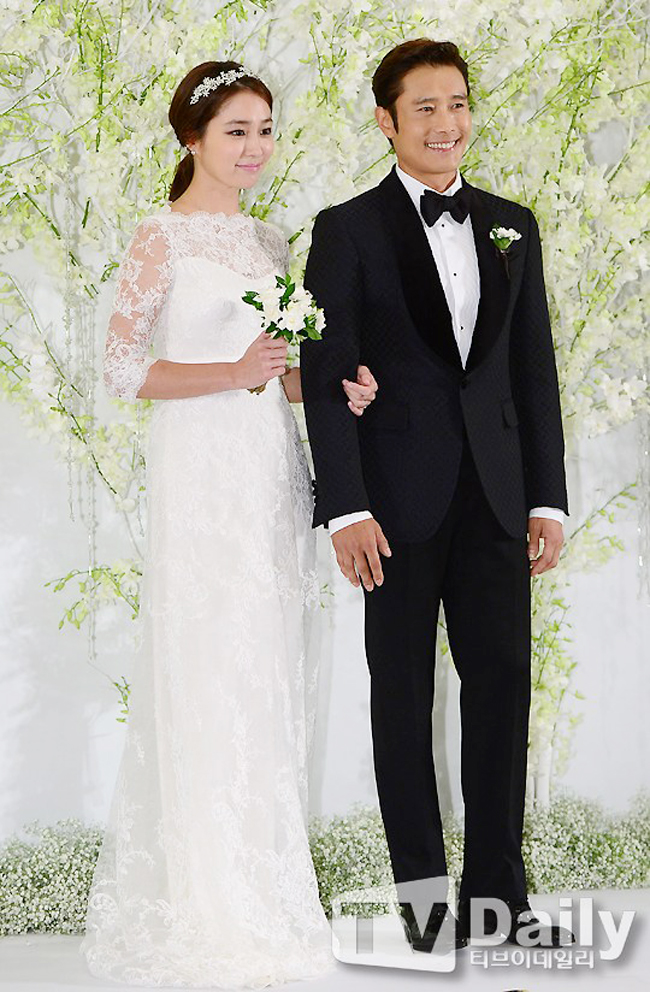 Đám cưới của Lee Byung Hun và Lee Min Jung được mệnh danh là đám cưới thế kỷ với hàng loạt những tên tuổi nổi tiếng trong làng giải trí tới dự.
