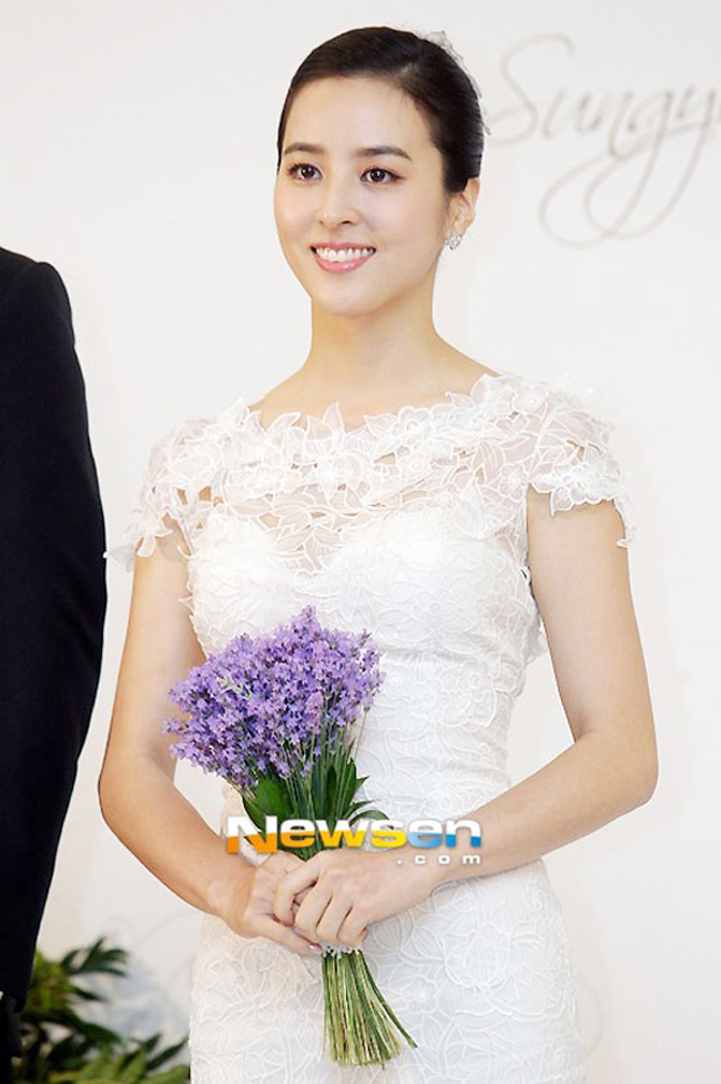 Han Hye Jin cũng là một trong những cô dâu nổi tiếng nhất nhì đầu năm 2013. Kết hôn với chàng tuyển thủ nổi tiếng Ki Sung Yong, nữ diễn viên của Truyền thuyết Ju Mông nhận được nhiều lời chúc mừng từ fan hâm mộ và bạn bè trong giới.
