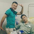 Làng sao - Tự Long nhí nhố vào viện thăm Thành Trung
