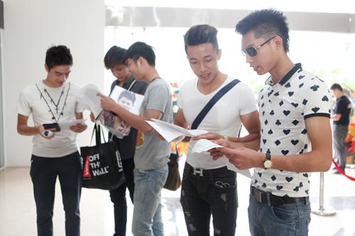 Thí sinh nam đi giày cao gót casting VNNTM - 20