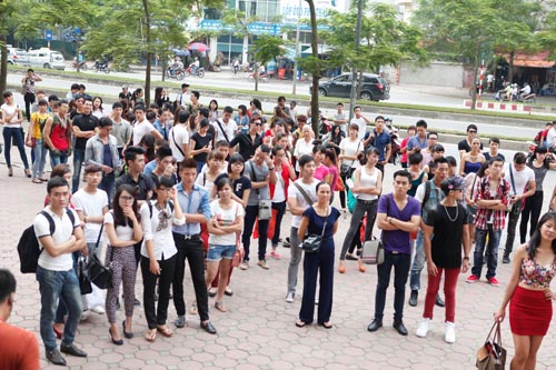 Thí sinh nam đi giày cao gót casting VNNTM - 7