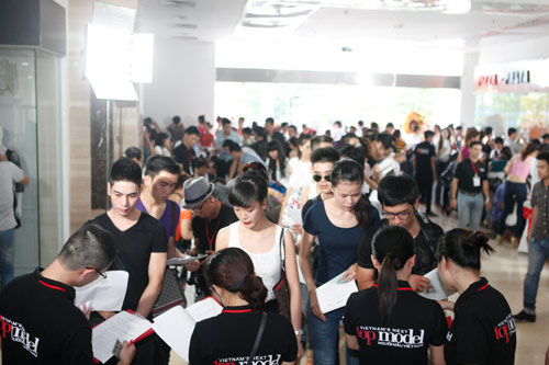 Thí sinh nam đi giày cao gót casting VNNTM - 19