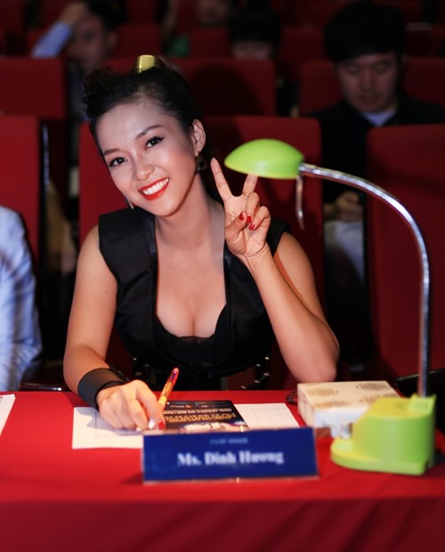 Đinh Hương gợi cảm ngồi ghế giám khảo - 1