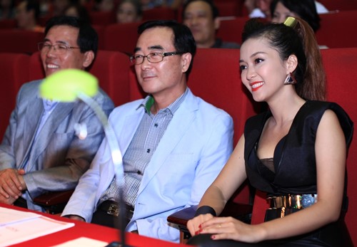 Đinh Hương gợi cảm ngồi ghế giám khảo - 2