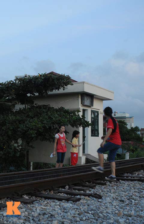 HN: Biến đường ray thành nơi tập thể dục, hóng mát - 10