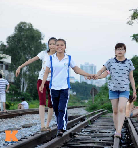 HN: Biến đường ray thành nơi tập thể dục, hóng mát - 6