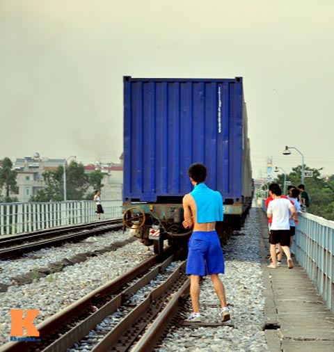 HN: Biến đường ray thành nơi tập thể dục, hóng mát - 14