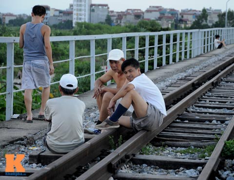 HN: Biến đường ray thành nơi tập thể dục, hóng mát - 7