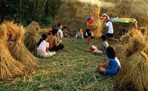 Khoảnh khắc tuổi thơ tuyệt đẹp qua ống kính nhiếp ảnh gia - 2