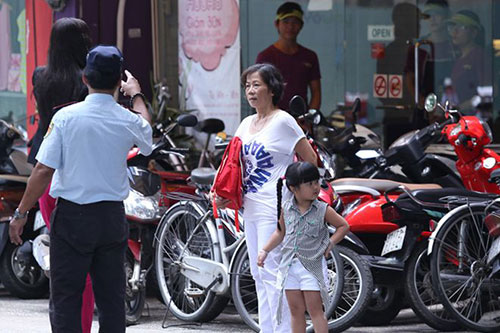 Vợ Phan Thanh Bình đưa con đi ăn kem - 1