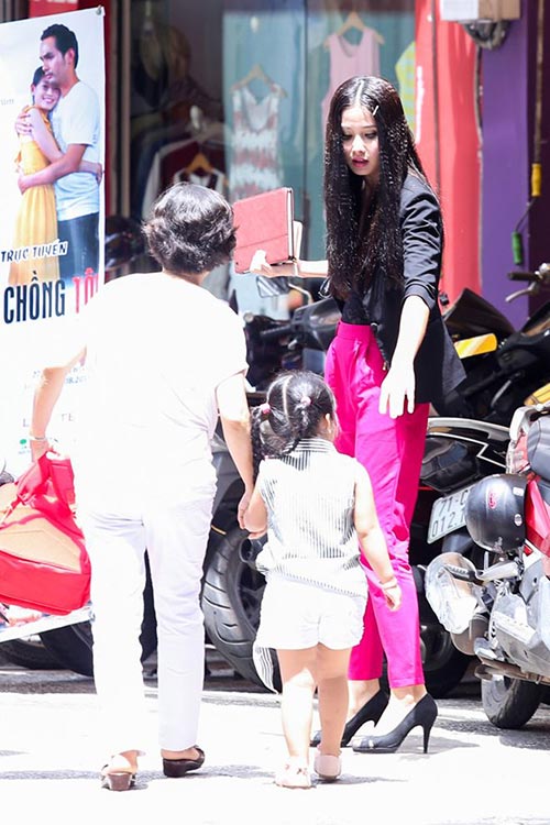 Vợ Phan Thanh Bình đưa con đi ăn kem - 2