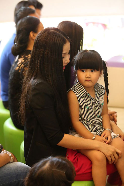 Vợ Phan Thanh Bình đưa con đi ăn kem - 3